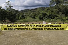 Spanduk besar "Hapus Konsesi PT Vale Indonesia"