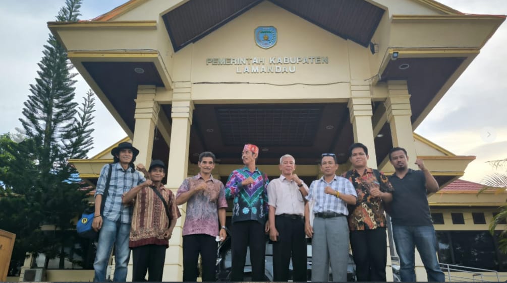 Delapan warga Kinipan didepan pintu masuk "Pemerintah Kabupaten Lamandau"