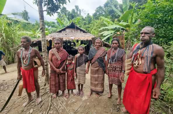 Masyarakat adat Moi Kelim dengan kain Timor