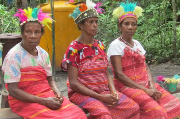 tiga perempuan Afsya, Sorong Selatan, dalam pakaian adat