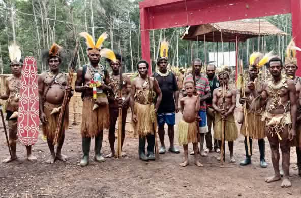 Foto kelompok masyarakat adat Awyu dengan pakaian tradisional