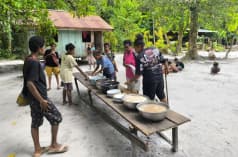 Meja dengan beberapa mangkok penuh dengan makanan bersama perempuan Afsya