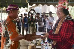 Willem Hengki dan Siti Nurbaya, di belakang beberapa fotografer