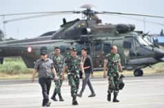 tiga anggota TNI dan dua laki sivil didepan helikopter