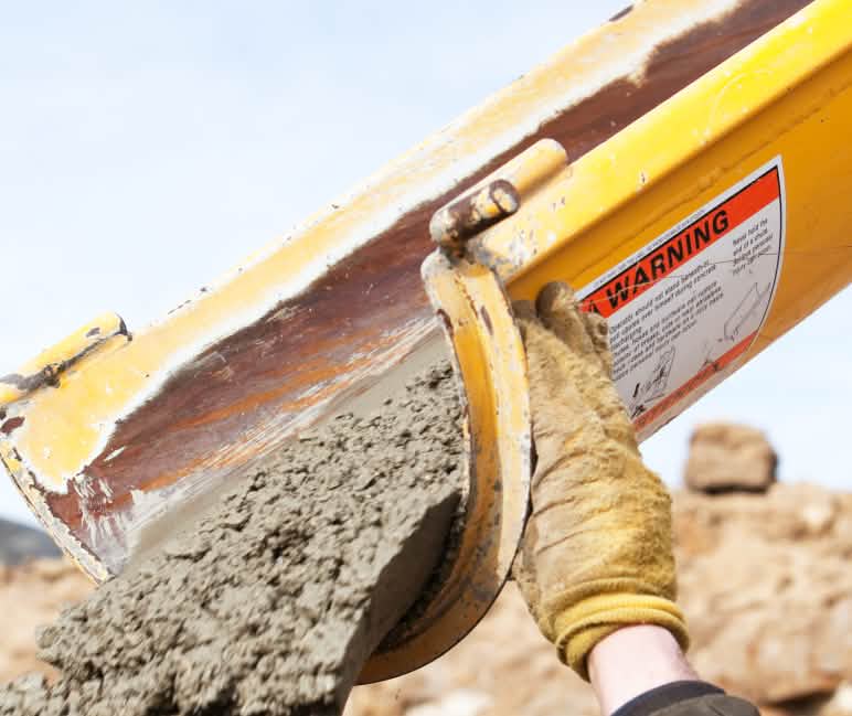 Semen butuh batu kapur, tanah liat, pasir, bijih besi dan banyak energi. Hampir 10% persen emisi gas rumah kaca dunia berasal dari industri semen. Pengaduk beton