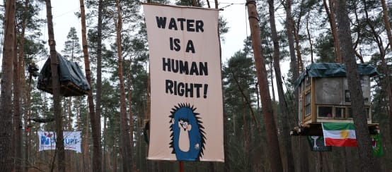 Spanduk "Air adalah hak asasi manusia!"