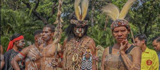 Suku Awyu dengan pakaian tradisi