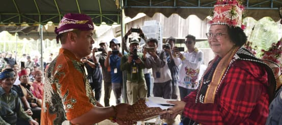 Willem Hengki dan Siti Nurbaya, di belakang beberapa fotografer