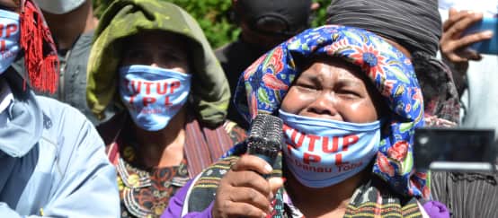 Perempuan Batak dengan penutup mulut „Tutup TPL!“