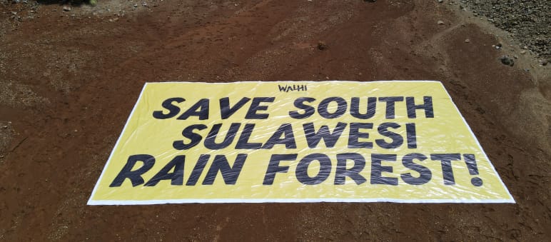 Pertambangan di Luwu Timur dekat terhadap pelanggaran Hak Asasi Manusia dan deforestasi. Aksi WALHI Sulsel di konsesi PT.Vale Indonesia Aksi WALHI SulSel di Luwu Timur, konsesi pertambangan Nikel PT Vale Indonesia