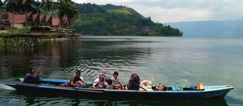 Danau Toba seluas 1.780 kuadrat kilometer yang membentuk alam dan kehidupan manusia Danau Toba di Sumut