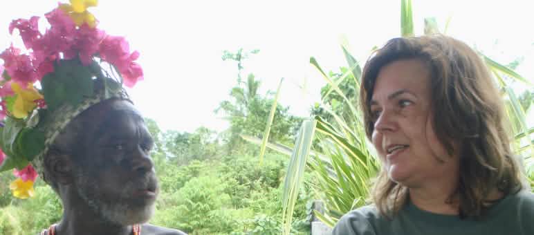 Bisakah kita menyelamatkan hutan hujan di pegunungan Tambrauw (Papua Barat)? Marianne berbicara dengan masyarakat adat dengan pakaian tradisionalnya