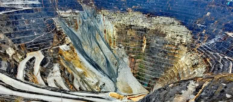 Luas yang gigantik: Pertambangan ini berdiameter sekitar dua kilometer dan berkedalaman 300 meter. Pemandangan dari kawah pertambangan terbuka