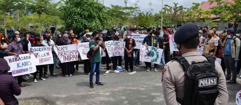 Setelah melakukan ritual adat, masyarakat Laman Kinipan bersolidaritas dengan kepala desanya. Aksi protes didepan pengadilan Palangkaraya 2022