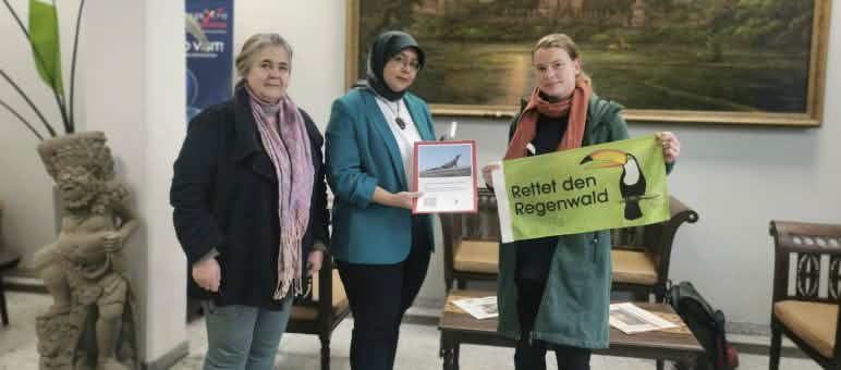 tiga perempuan didepan gambar candi Prambanan