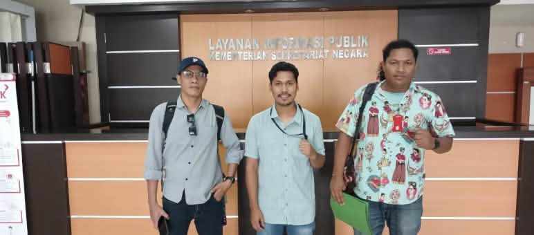 WALHI NTT di gedung Kementrian Kesekretariatan Negara tiga laki-laki di Kementrian Kesekretariatan Negara