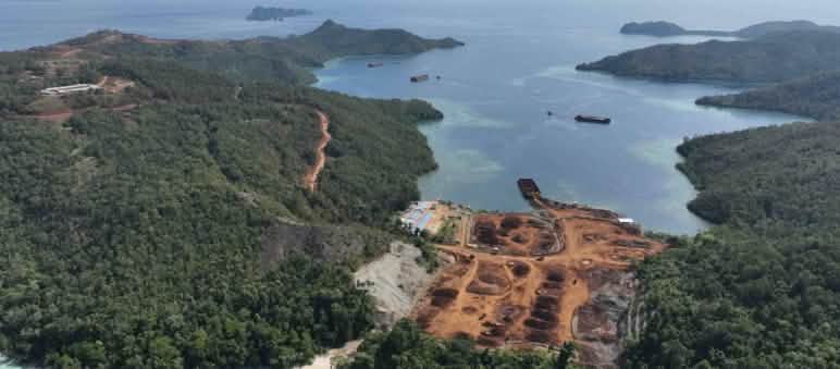 Tambang nikel di pulau Kawei Pemandangan dari atas pertambangan nikel di sebuah pulau kecil