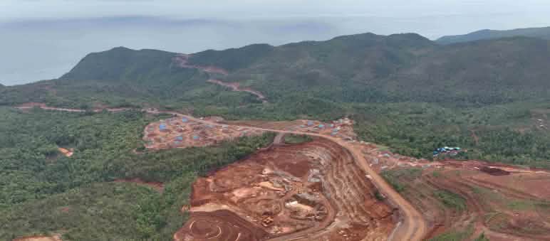 Pertambangan nikel di pulau Gag Foto drone pertambangan nikel