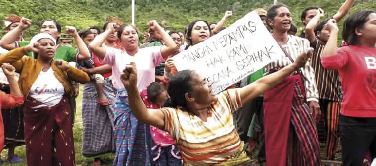 „Jangan rampas hak kami!“ Solidaritas perempuan menentang pembangkit listrik geotermal Perempuan berprotes