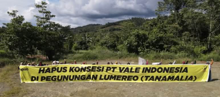 Protes menentang pertambangan nikel terbesar di Indonesia. Spanduk besar "Hapus Konsesi PT Vale Indonesia"