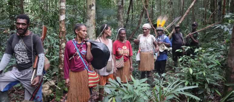 Hutan hujan merupakan mama dan sumber kehidupan untuk masyarakat adat Suku Awyu Permempuan masyarakat adat suku Awyu