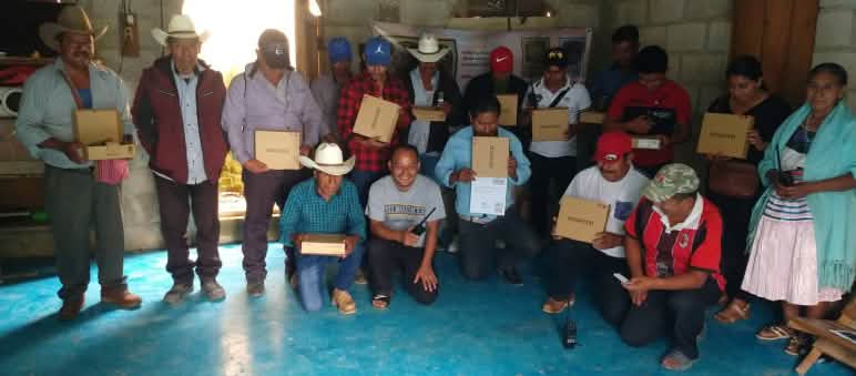 Chilon, Chiapas, memperoleh perangkat komunikasi nirkabel untuk keamanan mereka Sekelompok orang dengan kotak berisi perangkat komunikasi nirkabel