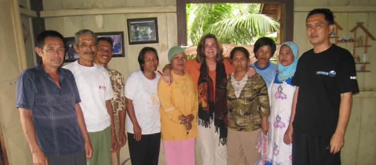 Marianne Klute (tengah) bersama penduduk Sumatra, dimana hutan, ladang dan desanya akan menjadi perkebunan sawit Marianne Klute di Sumatra