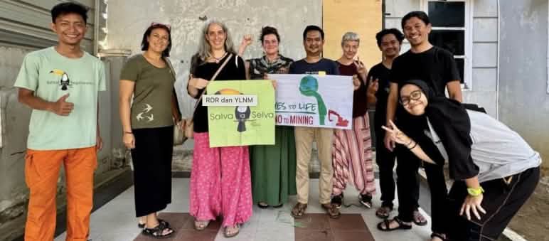 Perjalanan melintasi Sulawesi adalah perjalanan yang penuh racun 9 aktivis dengan spanduk "Salva la Selva" dan "Yes to Life, No to Mining"