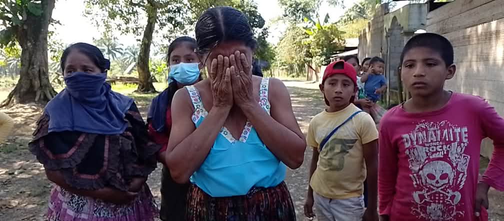 Setelah operasi polisi di komunitas suku Maya di Chinabal Alto, nampak beberapa perempuan desa mengekspresikan kepedihan, ketakutan dan kemarahannya Beberapa perempuan dan anak-anak Maya menangis dan trauma