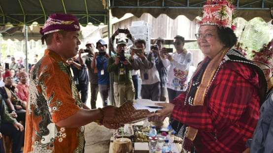 Willem Hengki dan Siti Nurbaya, di belakang beberapa fotografer