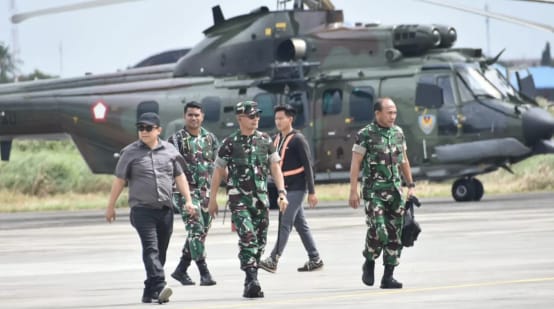 tiga anggota TNI dan dua laki sivil didepan helikopter