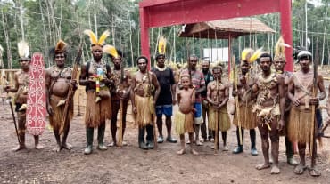 Foto kelompok masyarakat adat Awyu dengan pakaian tradisional