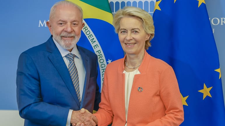 Presiden Komisi Eropa, Ursula von der Leyen, dan Presiden Brasil, Lula da Silva, saling berjabat tangan di kantor Komisi Eropa, Belgia