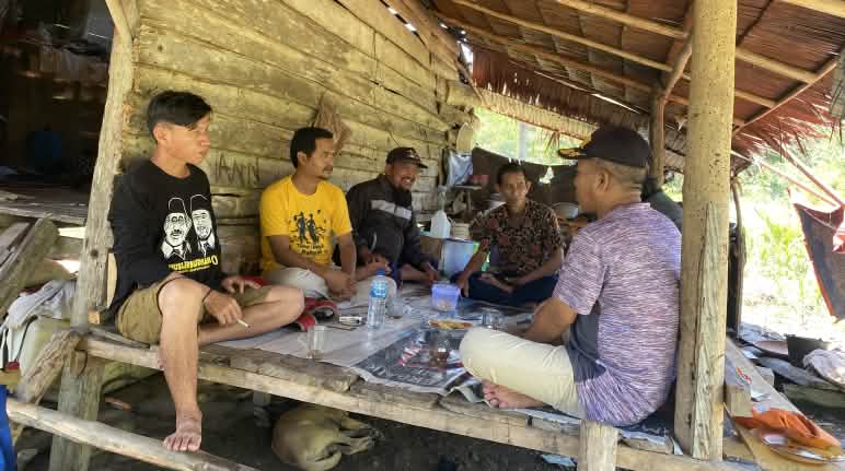 Amien dari LSM lingkungan WALHI Sulsel (kaus kuning) berbicara dengan penduduk Sorowako tentang dampak Vale-Nickel-Mine – dan perjuangan mereka Amien dengan warga Sorowako
