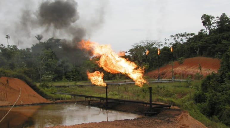 Asap dan api yang berasal dari semburan gas di sebuah lahan hutan hujan yang sudah ditebang