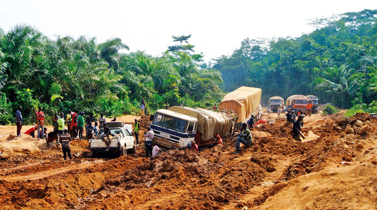 Truk-truk berhenti terjebak dalam lumpur, Liberia