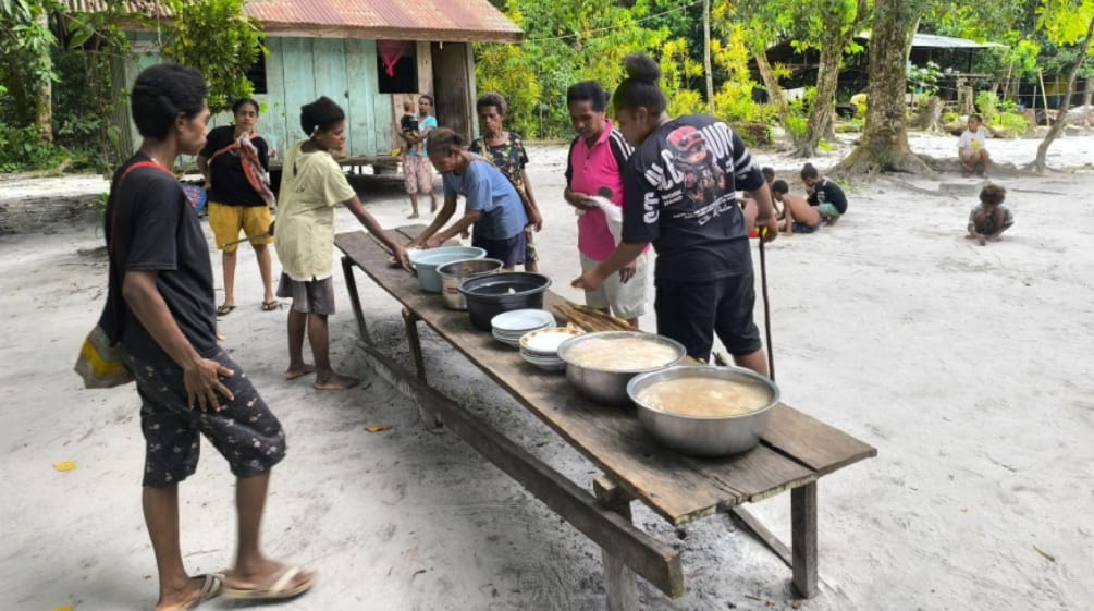 Meja dengan beberapa mangkok penuh dengan makanan bersama perempuan Afsya