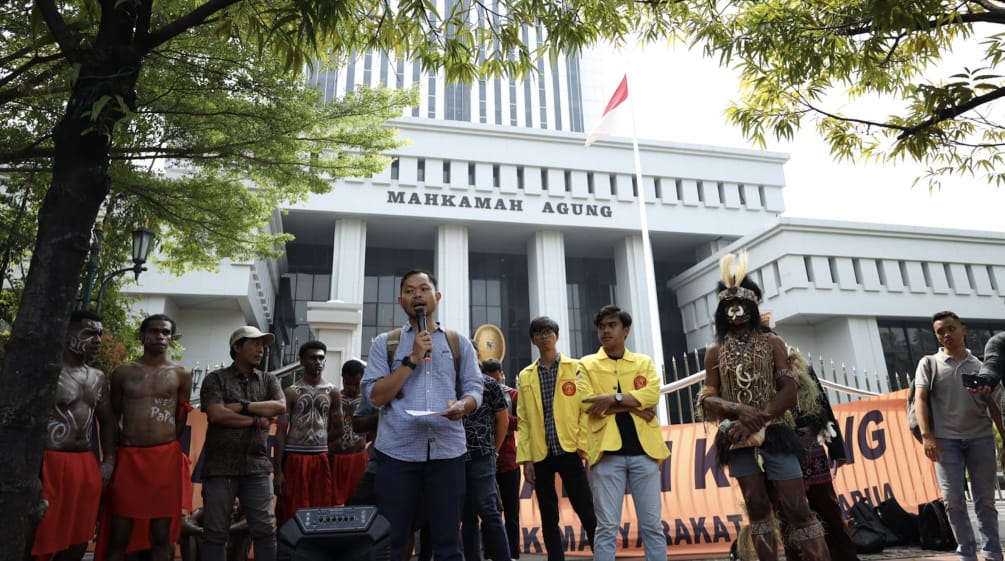 beberapa orang aksi didepan Mahmakah Agung