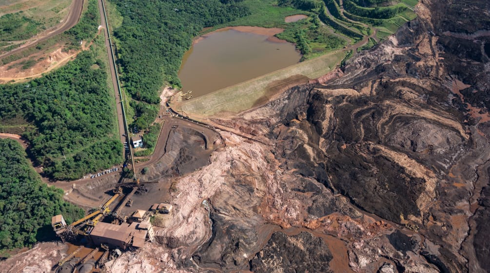 Bencana sosial dan lingkungan disebabkan oleh jebolnya bendungan dam perusahaan tambang Vale di Brumadinho (Minas Gerais, Brasil)