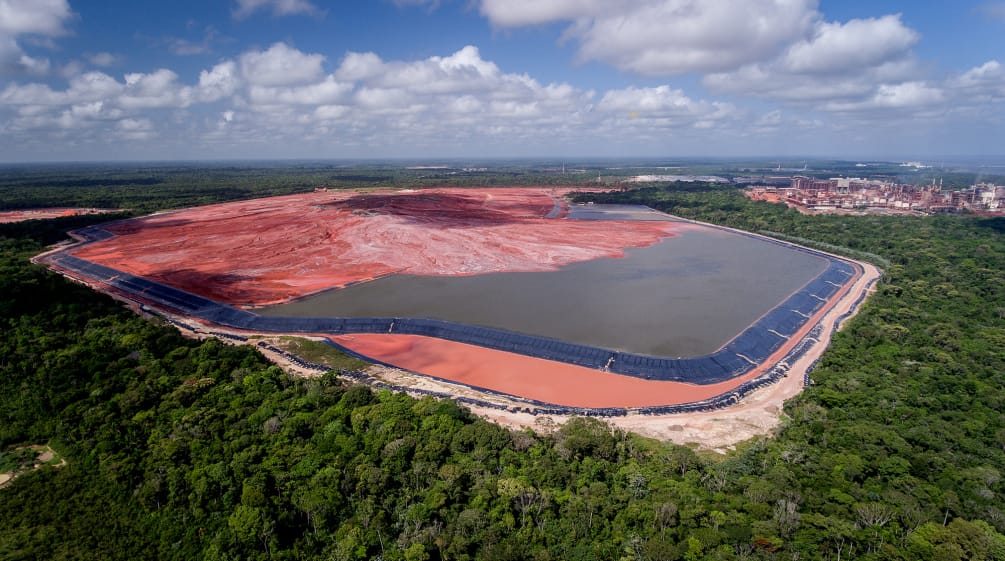 Foto tempat pembuangan lumpur merah yang beracun dari perusahaan Hydro Alunorte di hutan hujan Amazon