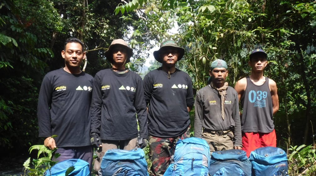 Lima anggota ranger dengan ransel biru