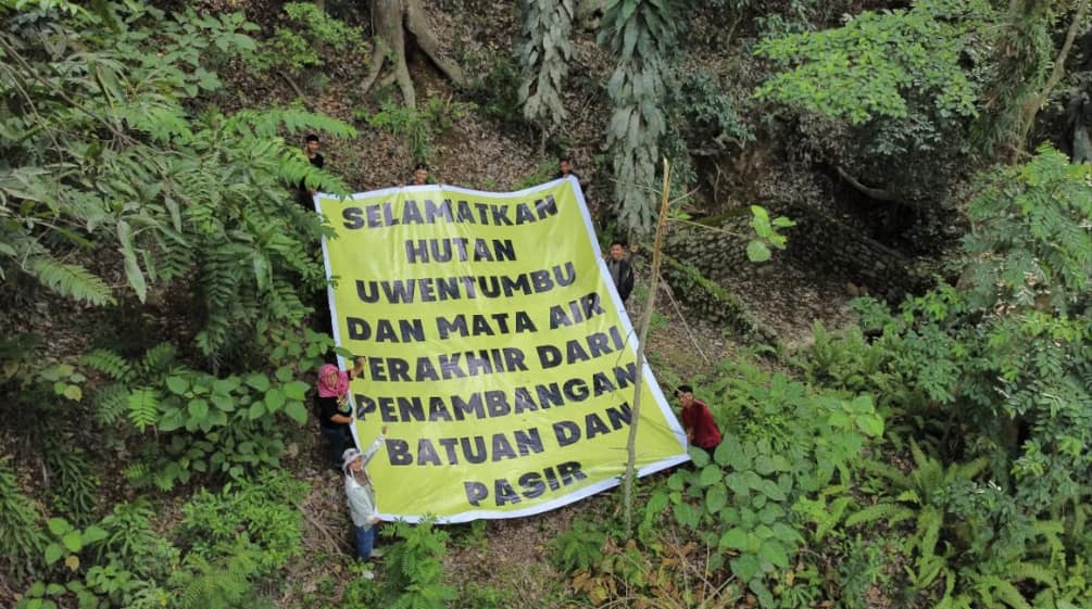 Spanduk "Selamatkan Hutan Uwentumbu...dari pertambangan pasir"