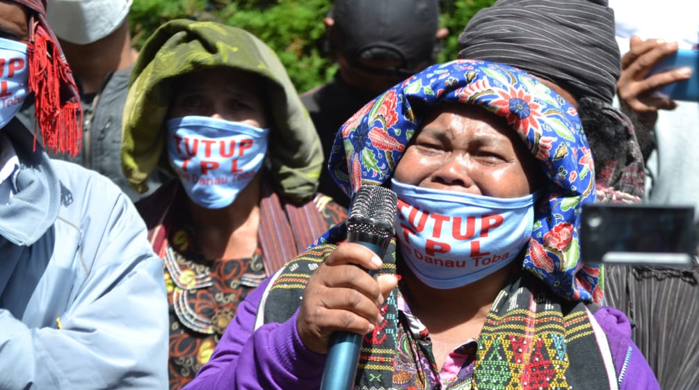 Perempuan Batak dengan penutup mulut „Tutup TPL!“