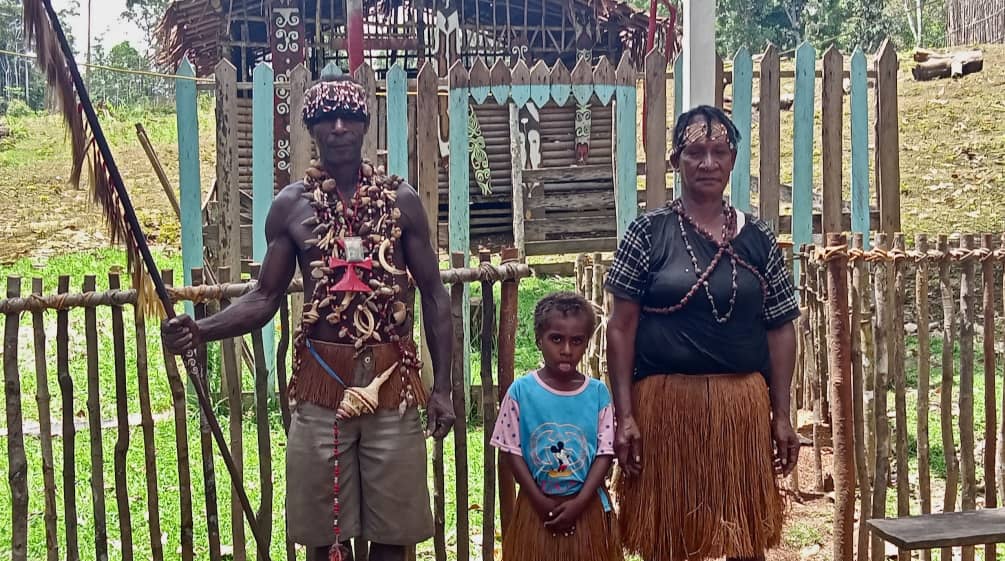 Keluarga masyarakat adat suku Awyu
