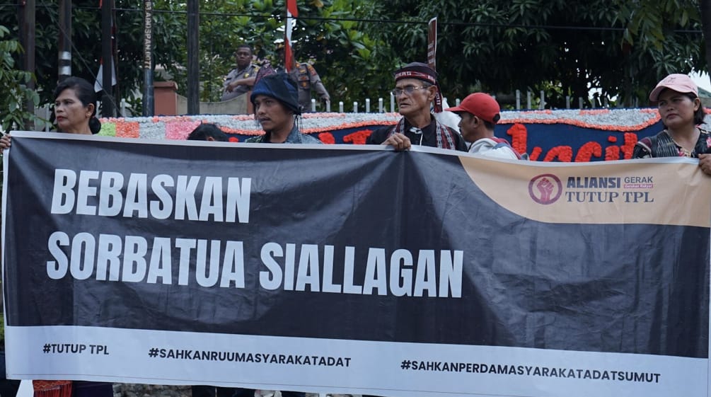 Spanduk dengan "Bebaskan Sorbatua Silallagan" dari Aliansi Tutup TPL