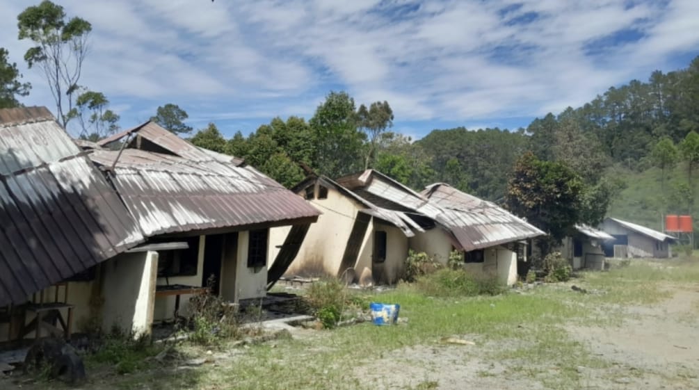 empat rumah terbakar dan dirusak