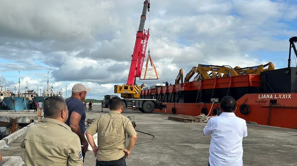 kapal dengan excavator