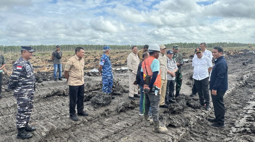 Pejabat dan tentara di lahan gundul