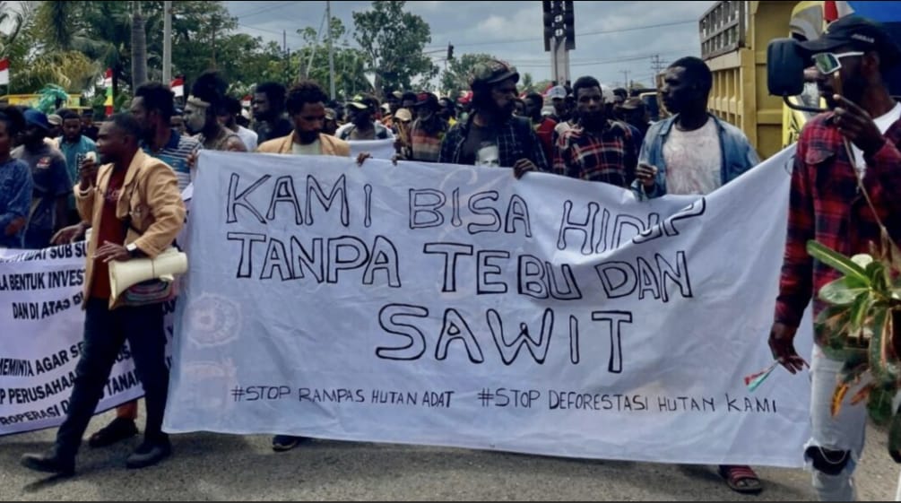 Spanduk "Kami bisa hidup tanpa tebu dan sawit"